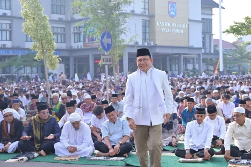 Ribuan jamaah memadati halaman Balai Kota Payakumbuh untuk melaksanakan Salat Iduladha 1447 Hijriah, Rabu (27/6/2026). (Foto: MC Payakumbuh)