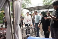Menteri Perdagangan Budi Santoso melihat detail ukiran halus di sebuah pengait sangkar kayu. (Foto: Kemendag)