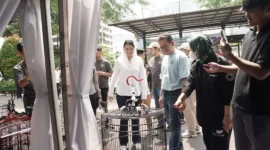 Menteri Perdagangan Budi Santoso melihat detail ukiran halus di sebuah pengait sangkar kayu. (Foto: Kemendag)