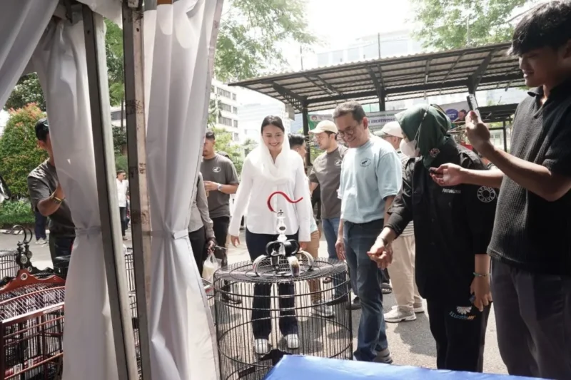 Menteri Perdagangan Budi Santoso melihat detail ukiran halus di sebuah pengait sangkar kayu. (Foto: Kemendag)