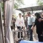 Menteri Perdagangan Budi Santoso melihat detail ukiran halus di sebuah pengait sangkar kayu. (Foto: Kemendag)
