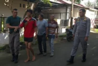Personil Satpol PP Padang melakukan penjemputan seorang ODGJ laki-laki di kawasan Jalan Lubuk Minturun, Selasa (19/5/2026). (Foto: Humas Satpol PP Padang)