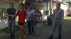 Personil Satpol PP Padang melakukan penjemputan seorang ODGJ laki-laki di kawasan Jalan Lubuk Minturun, Selasa (19/5/2026). (Foto: Humas Satpol PP Padang)