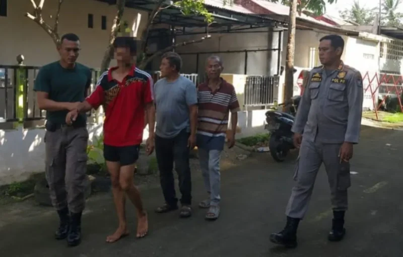 Personil Satpol PP Padang melakukan penjemputan seorang ODGJ laki-laki di kawasan Jalan Lubuk Minturun, Selasa (19/5/2026). (Foto: Humas Satpol PP Padang)