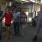 Personil Satpol PP Padang melakukan penjemputan seorang ODGJ laki-laki di kawasan Jalan Lubuk Minturun, Selasa (19/5/2026). (Foto: Humas Satpol PP Padang)