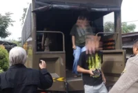 Petugas Satpol PP Padang mengamankan pasangan muda-mudi, di kawasan Padang Timur, Minggu (24/5/2026). (Foto: Satpol PP Padang)
