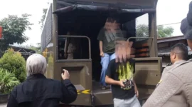 Petugas Satpol PP Padang mengamankan pasangan muda-mudi, di kawasan Padang Timur, Minggu (24/5/2026). (Foto: Satpol PP Padang)