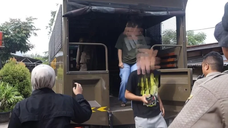 Petugas Satpol PP Padang mengamankan pasangan muda-mudi, di kawasan Padang Timur, Minggu (24/5/2026). (Foto: Satpol PP Padang)