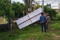Personil Satpol PP Padang menertibkan baliho di kawasan Jalan Bypass, Kecamatan Kuranji, Rabu (20/5/2026). (Foto: Humas Satpol PP Padang)