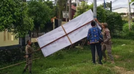 Personil Satpol PP Padang menertibkan baliho di kawasan Jalan Bypass, Kecamatan Kuranji, Rabu (20/5/2026). (Foto: Humas Satpol PP Padang)