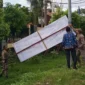 Personil Satpol PP Padang menertibkan baliho di kawasan Jalan Bypass, Kecamatan Kuranji, Rabu (20/5/2026). (Foto: Humas Satpol PP Padang)