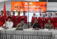 Wakil Wali Kota Padang, Maigus Nasir melepas 10 pelajar terbaik Kota Padang untuk mengikuti seleksi Paskibraka Sumbar dan Nasional di Rumah Dinas Wali Kota, Jumat (8/5/2026). (Foto: Diskominfo Padang)