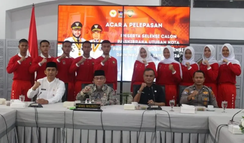 Wakil Wali Kota Padang, Maigus Nasir melepas 10 pelajar terbaik Kota Padang untuk mengikuti seleksi Paskibraka Sumbar dan Nasional di Rumah Dinas Wali Kota, Jumat (8/5/2026). (Foto: Diskominfo Padang)