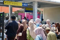 Sejumlah penumpang memadati stasiun kereta api. (Foto: KAI Divre II Sumbar)