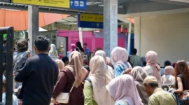 Sejumlah penumpang memadati stasiun kereta api. (Foto: KAI Divre II Sumbar)