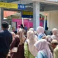 Sejumlah penumpang memadati stasiun kereta api. (Foto: KAI Divre II Sumbar)