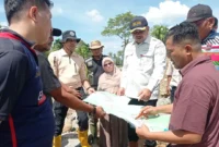 Sekda Padang, Raju Minropa meninjau lokasi terdampak banjir di kawasan Guo Lapau Munggu dan Kampuang Tanjuang, Kelurahan Kuranji, Kecamatan Kuranji, Jumat (22/5/2026). (Foto: Diskominfo Padang)