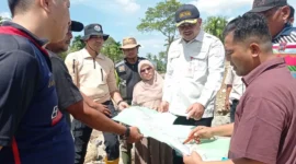 Sekda Padang, Raju Minropa meninjau lokasi terdampak banjir di kawasan Guo Lapau Munggu dan Kampuang Tanjuang, Kelurahan Kuranji, Kecamatan Kuranji, Jumat (22/5/2026). (Foto: Diskominfo Padang)
