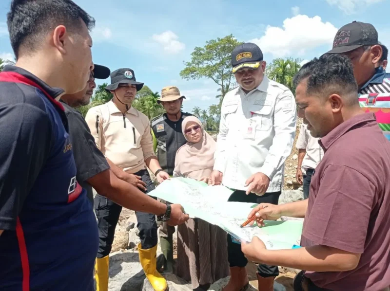 Sekda Padang, Raju Minropa meninjau lokasi terdampak banjir di kawasan Guo Lapau Munggu dan Kampuang Tanjuang, Kelurahan Kuranji, Kecamatan Kuranji, Jumat (22/5/2026). (Foto: Diskominfo Padang)