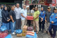 Sekda Payakumbuh Rida Ananda menyalurkan bantuan untuk korban kebakaran ruko di kawasan Simpang Tiga Balai Panjang, Minggu (24/5/2026) dini hari. (MC Payakumbuh)