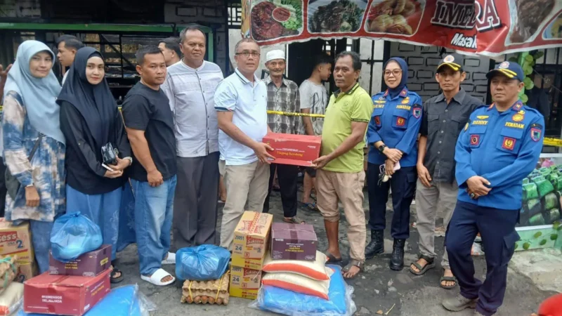 Sekda Payakumbuh Rida Ananda menyalurkan bantuan untuk korban kebakaran ruko di kawasan Simpang Tiga Balai Panjang, Minggu (24/5/2026) dini hari. (MC Payakumbuh)