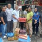 Sekda Payakumbuh Rida Ananda menyalurkan bantuan untuk korban kebakaran ruko di kawasan Simpang Tiga Balai Panjang, Minggu (24/5/2026) dini hari. (MC Payakumbuh)