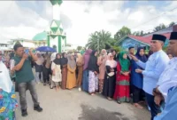 Sekda Dharmasraya, Medison meninjau pasar murah di halaman Masjid Babussalam Nagari IV Koto Pulau Punjung, Jumat (22/5/2026). (Foto: Diskominfo Dharmasraya)