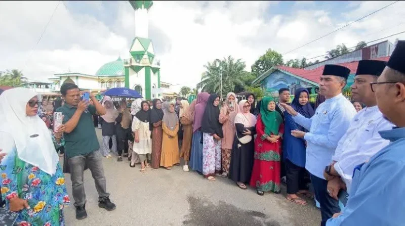 Sekda Dharmasraya, Medison meninjau pasar murah di halaman Masjid Babussalam Nagari IV Koto Pulau Punjung, Jumat (22/5/2026). (Foto: Diskominfo Dharmasraya)
