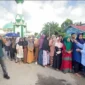 Sekda Dharmasraya, Medison meninjau pasar murah di halaman Masjid Babussalam Nagari IV Koto Pulau Punjung, Jumat (22/5/2026). (Foto: Diskominfo Dharmasraya)