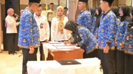Sekdaprov Sumbar Arry Yuswandi memimpin pengambilan sumpah dan janji terhadap 27 PNS di lingkungan Setdaprov di Aula Kantor Gubernur Sumbar, Rabu (6/5/2026). (Foto: ADPSB)