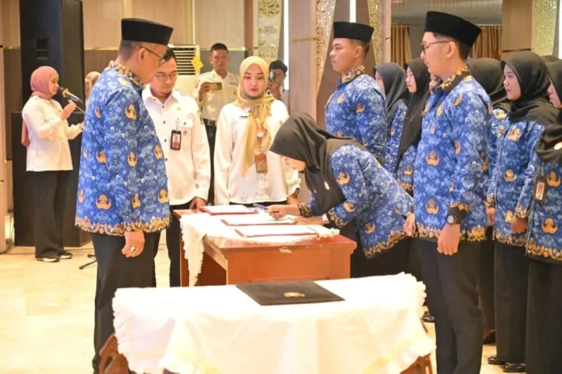 Sekdaprov Sumbar Arry Yuswandi memimpin pengambilan sumpah dan janji terhadap 27 PNS di lingkungan Setdaprov di Aula Kantor Gubernur Sumbar, Rabu (6/5/2026). (Foto: ADPSB)