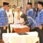 Sekdaprov Sumbar Arry Yuswandi memimpin pengambilan sumpah dan janji terhadap 27 PNS di lingkungan Setdaprov di Aula Kantor Gubernur Sumbar, Rabu (6/5/2026). (Foto: ADPSB)