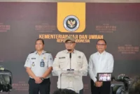 Sekretaris Ditjen Bina Penyelenggaraan Haji dan Umrah Kemenhaj, Rizka Anungnata memberikan keterangan pers di Media Center Haji, Jakarta, Jumat (8/5). (Foto: Kemenhaj)