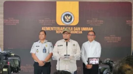 Sekretaris Ditjen Bina Penyelenggaraan Haji dan Umrah Kemenhaj, Rizka Anungnata memberikan keterangan pers di Media Center Haji, Jakarta, Jumat (8/5). (Foto: Kemenhaj)