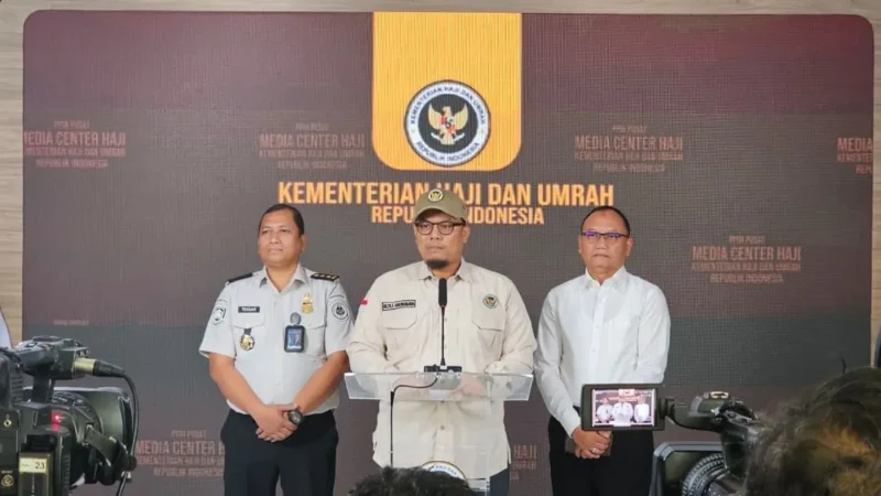 Sekretaris Ditjen Bina Penyelenggaraan Haji dan Umrah Kemenhaj, Rizka Anungnata memberikan keterangan pers di Media Center Haji, Jakarta, Jumat (8/5). (Foto: Kemenhaj)