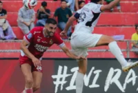 Pemain Semen Padang FC saat berduel dengan pemain lawan. (Foto: IG Semen Padang FC)
