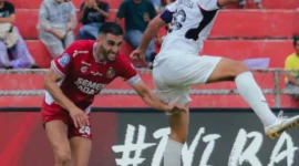 Pemain Semen Padang FC saat berduel dengan pemain lawan. (Foto: IG Semen Padang FC)
