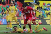 Pemain Semen Padang FC saat berduel dengan pemain Persebaya Surabaya. (Foto: IG Semen Padang FC) 