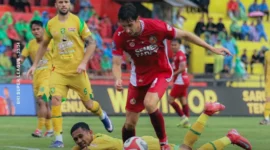Pemain Semen Padang FC saat berduel dengan pemain Persebaya Surabaya. (Foto: IG Semen Padang FC) 