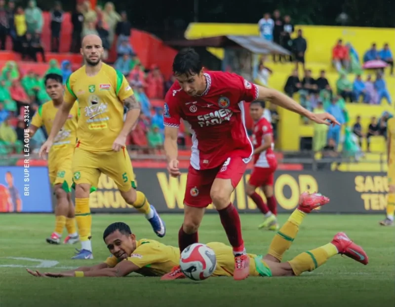 Pemain Semen Padang FC saat berduel dengan pemain Persebaya Surabaya. (Foto: IG Semen Padang FC) 