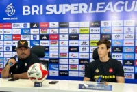 Pelatih Semen Padang FC, Imran Nahumarury (kiri) saat memberikan keterangan pers kepada awak media. (Foto: I League)