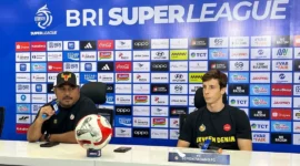 Pelatih Semen Padang FC, Imran Nahumarury (kiri) saat memberikan keterangan pers kepada awak media. (Foto: I League)