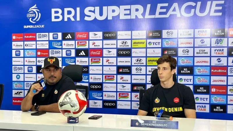 Pelatih Semen Padang FC, Imran Nahumarury (kiri) saat memberikan keterangan pers kepada awak media. (Foto: I League)