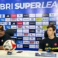 Pelatih Semen Padang FC, Imran Nahumarury (kiri) saat memberikan keterangan pers kepada awak media. (Foto: I League)