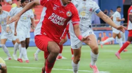 Pemain Semen Padang FC saat berduel dengan pemain Dewa United pekan lalu. (Foto: IG Semen Padang FC)