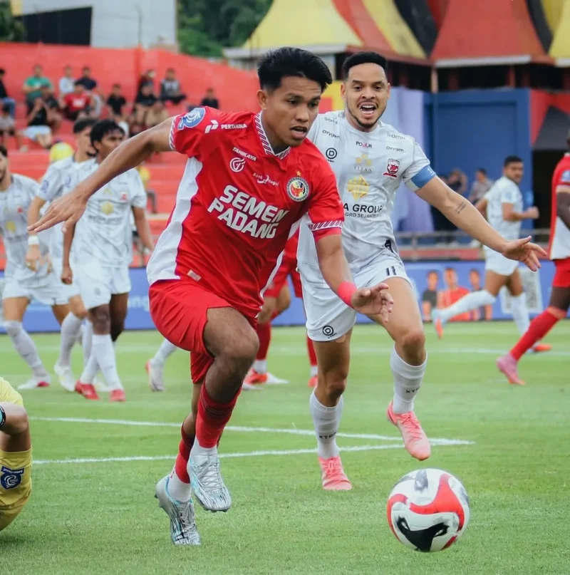 Pemain Semen Padang FC saat berduel dengan pemain Dewa United pekan lalu. (Foto: IG Semen Padang FC)