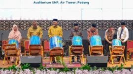 Gubernur Sumbar Mahyeldi membuka Seminar Nasional “Kiprah Rahmah El Yunusiyyah sebagai Pahlawan Nasional dalam Pengembangan Pendidikan di Indonesia” di Auditorium UNP, Senin (4/5/2026). (Foto: ADPSB)