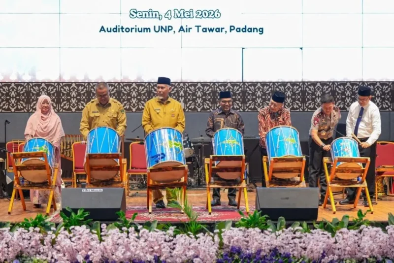 Gubernur Sumbar Mahyeldi membuka Seminar Nasional “Kiprah Rahmah El Yunusiyyah sebagai Pahlawan Nasional dalam Pengembangan Pendidikan di Indonesia” di Auditorium UNP, Senin (4/5/2026). (Foto: ADPSB)