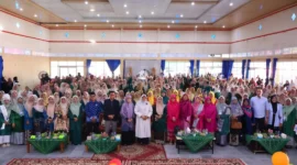 Ny. Yeni Elzadaswarman saat membuka Pentas Seni Paguyuban TK Negeri/TK Negeri Pembina se-Sumbar di Aula SMKN 2 Payakumbuh, Sabtu (9/5/2026). (Foto: MC Payakumbuh)