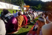 Para jamaah Shalat Idul Adha di GOR H Ilyas Yakub Painan mendengarkan sambutan dari Kakan Kemenag Pessel, Yufrizal. (Foto: Dok. Niks)